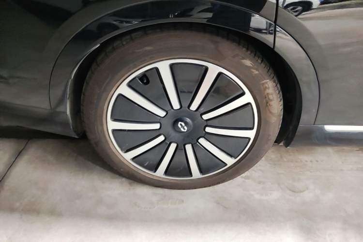 Used Hima AITO M9 2024 Range-Extended Ultra Version 52 kWh 6-Seater Model Right Rear Wheel Hub