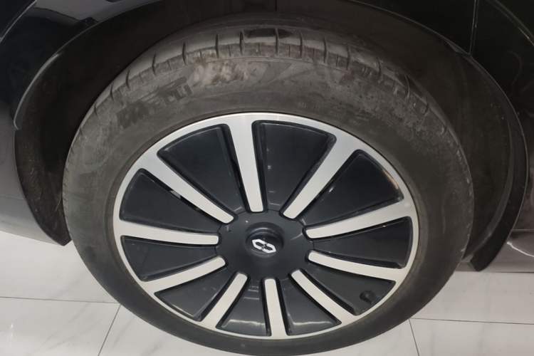 Used Hima AITO M9 2024 All-Electric Ultra Version 100 kWh 6-Seater Model Right Rear Wheel Hub