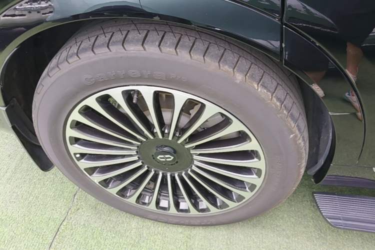 Used Hima AITO M9 2024 Range-Extended Ultra Version 52 kWh 6-Seater Model Right Rear Wheel Hub