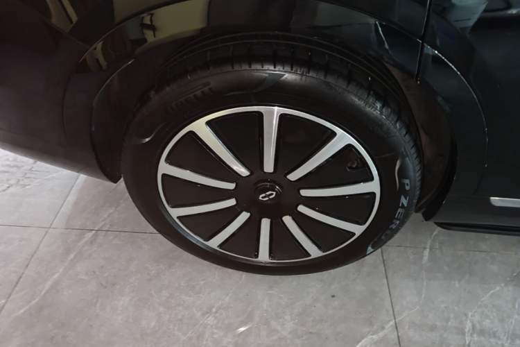 Used Hima AITO M9 2024 Range-Extended Max Edition 52 kWh 6-Seater Version Right Rear Wheel Hub