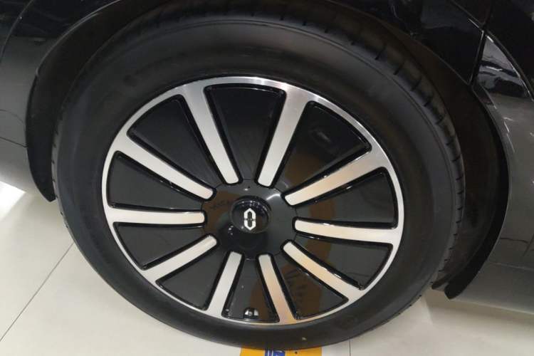 Used Hima AITO M9 2024 Range-Extended Ultra Version 52 kWh 6-Seater Model Right Rear Wheel Hub