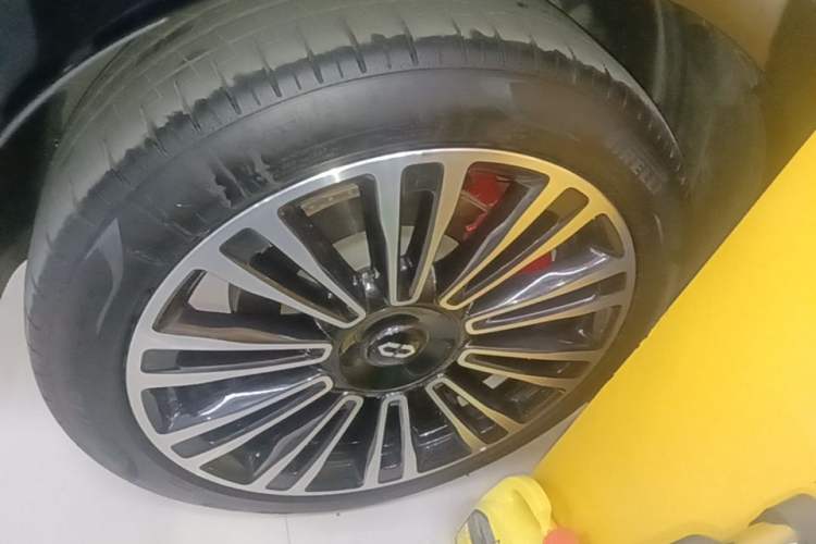Used Hima AITO M9 2024 All-Electric Ultra Version 100 kWh 5-Seater Model Right Rear Wheel Hub