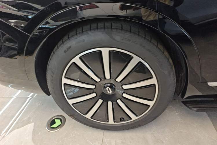Used Hima AITO M9 2024 Range-Extended Ultra Version 42 kWh 6-Seater Model Right Rear Wheel Hub
