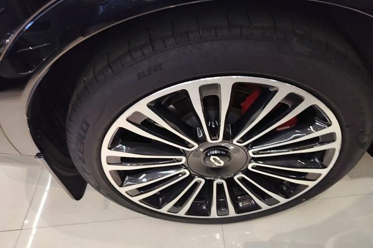 Used Hima AITO M9 2024 Range-Extended Max Edition 42 kWh 6-Seater Version Right Rear Wheel Hub
