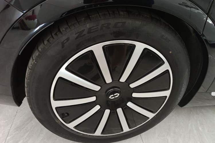 Used Hima AITO M9 2024 Range-Extended Ultra Version 42 kWh 6-Seater Model Right Rear Wheel Hub
