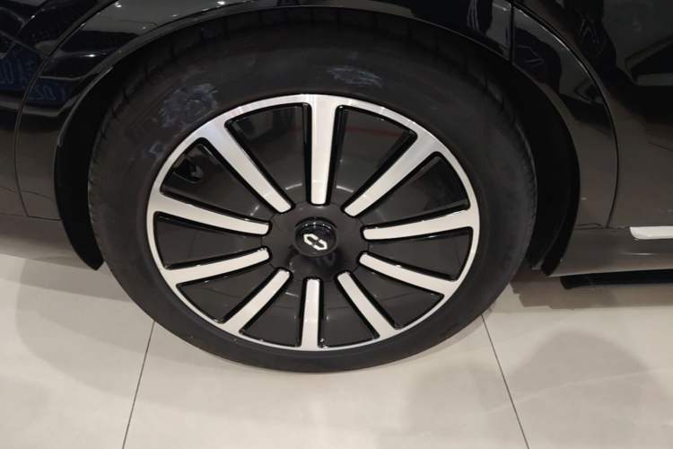 Used Hima AITO M9 2024 Range-Extended Max Edition 52 kWh 6-Seater Version Right Rear Wheel Hub