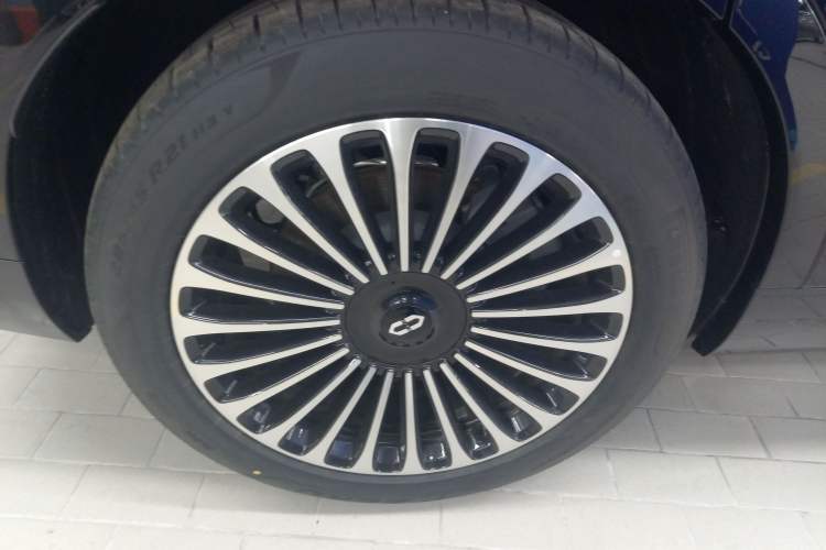Used Hima AITO M9 2024 Range-Extended Ultra Version 42 kWh 6-Seater Model Right Rear Wheel Hub