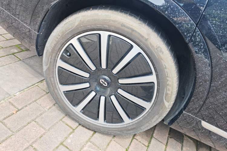 Used Hima AITO M9 2024 All-Electric Ultra Version 100 kWh 6-Seater Model Right Rear Wheel Hub
