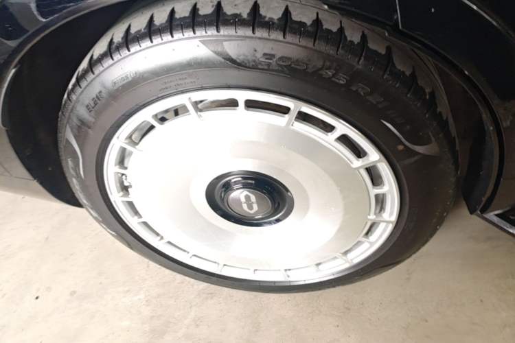 Used Hima AITO M9 2024 Range-Extended Ultra Version 42 kWh 6-Seater Model Right Rear Wheel Hub