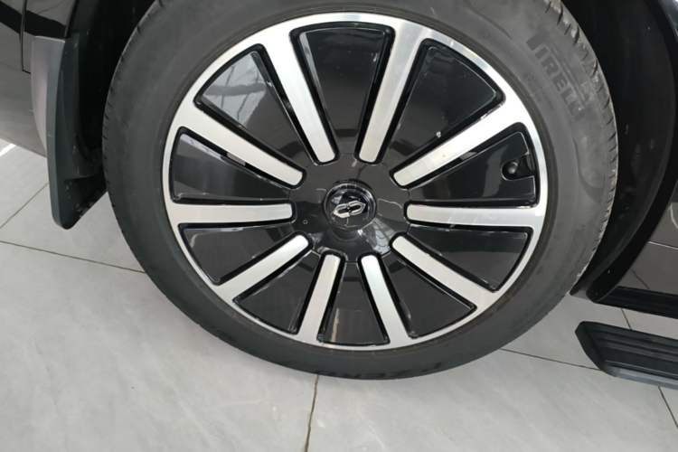 Used Hima AITO M9 2024 Range-Extended Ultra Version 52 kWh 6-Seater Model Right Rear Wheel Hub