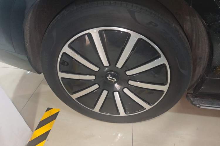 Used Hima AITO M9 2024 Range-Extended Max Edition 42 kWh 6-Seater Version Right Rear Wheel Hub