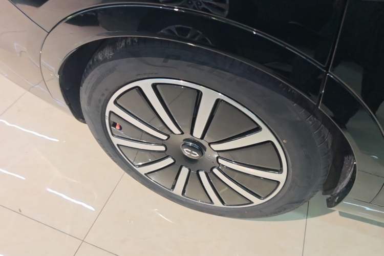 Used Hima AITO M9 2024 Range-Extended Ultra Version 42 kWh 6-Seater Model Right Rear Wheel Hub