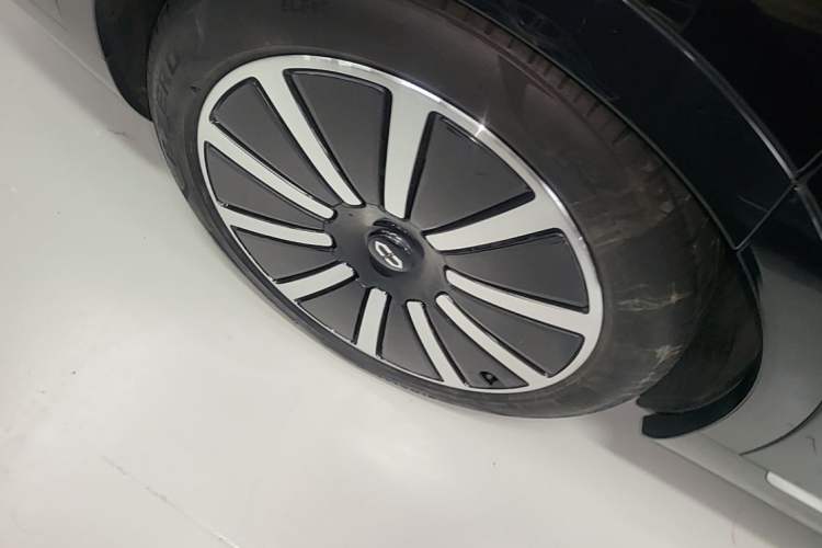 Used Hima AITO M9 2024 Range-Extended Ultra Version 42 kWh 6-Seater Model Right Rear Wheel Hub