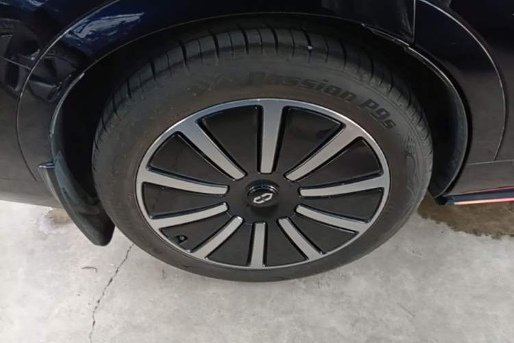 Used Hima AITO M9 2024 Range-Extended Ultra Version 52 kWh 6-Seater Model Right Rear Wheel Hub
