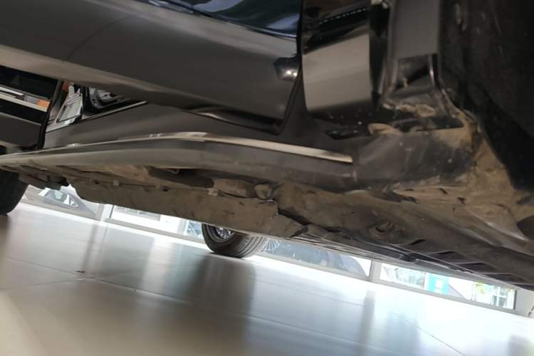 Used Hima AITO M9 2024 Range-Extended Ultra Version 42 kWh 6-Seater Model Right Side Sill