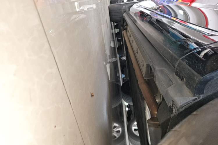 Used Hima AITO M9 2024 Range-Extended Ultra Version 42 kWh 6-Seater Model Right Side Sill
