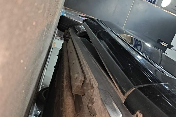 Used Hima AITO M9 2024 Range-Extended Ultra Version 52 kWh 5-Seater Model Right Side Sill