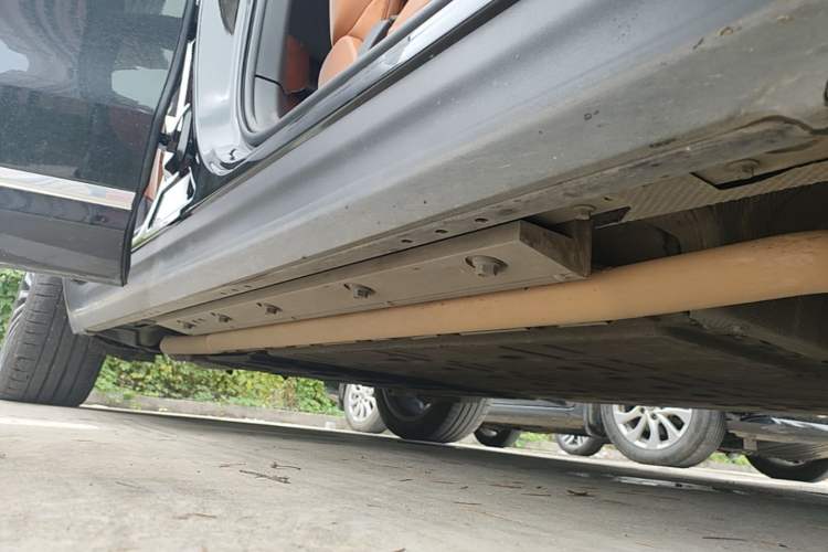 Used Hima AITO M9 2024 Range-Extended Ultra Version 42 kWh 6-Seater Model Right Side Sill
