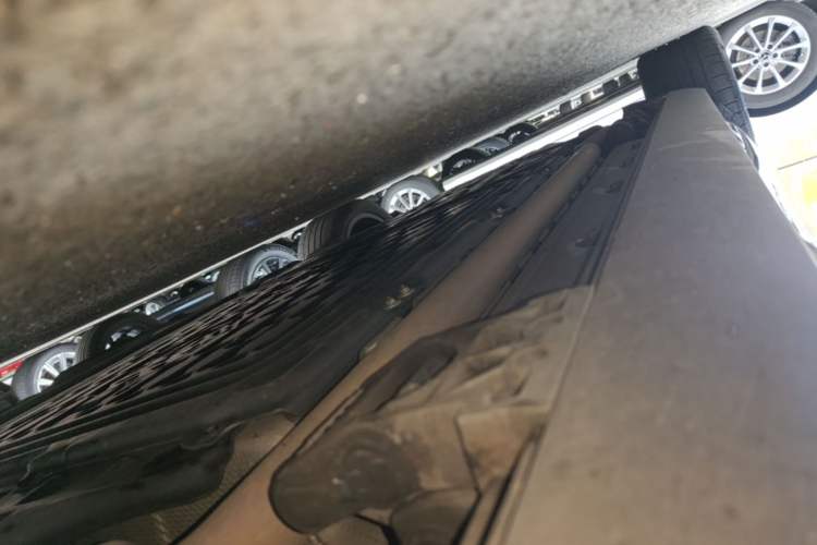 Used Hima AITO M9 2024 Range-Extended Max Edition 42 kWh 6-Seater Version Right Side Sill