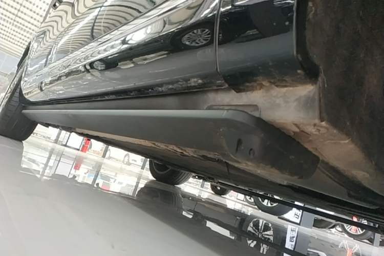 Used Hima AITO M9 2024 Range-Extended Ultra Version 42 kWh 6-Seater Model Right Side Sill