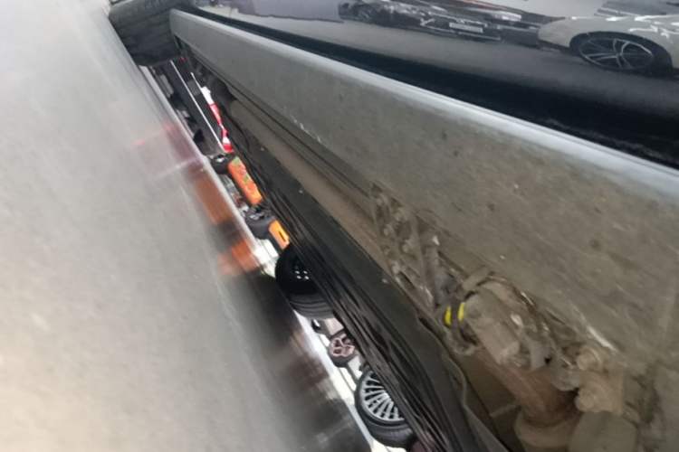Used Hima AITO M9 2024 Range-Extended Ultra Version 52 kWh 5-Seater Model Right Side Sill