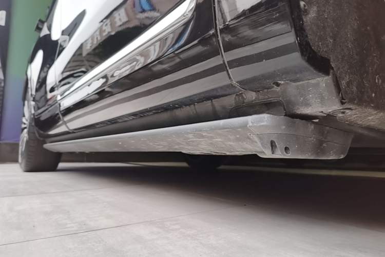 Used Hima AITO M9 2024 Range-Extended Ultra Version 42 kWh 6-Seater Model Right Side Sill