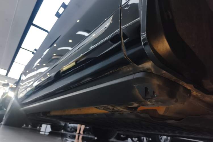 Used Hima AITO M9 2024 Range-Extended Ultra Version 42 kWh 6-Seater Model Right Side Sill