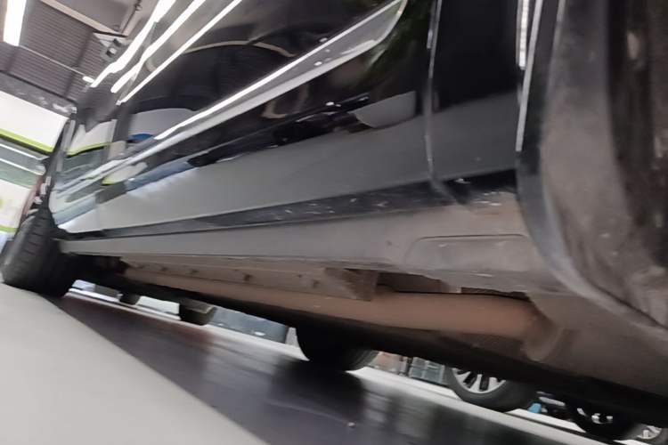 Used Hima AITO M9 2024 Range-Extended Ultra Version 42 kWh 6-Seater Model Right Side Sill