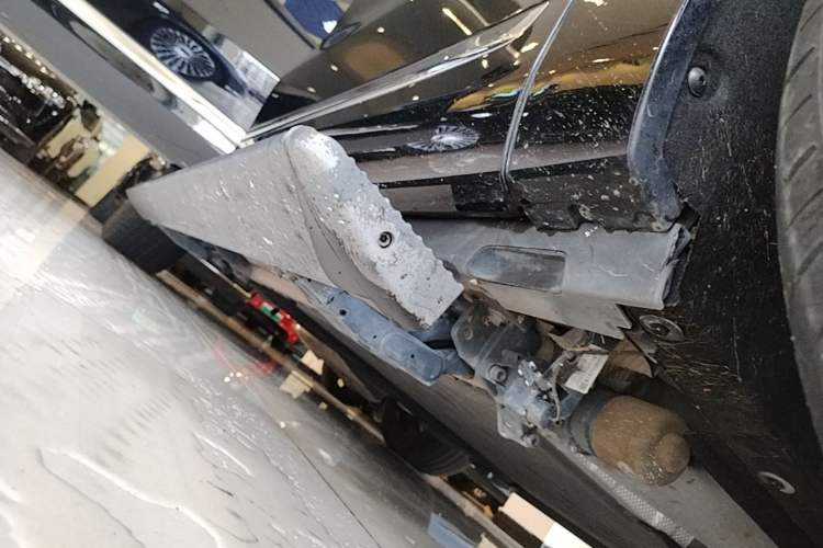 Used Hima AITO M9 2024 Range-Extended Ultra Version 42 kWh 6-Seater Model Right Side Sill