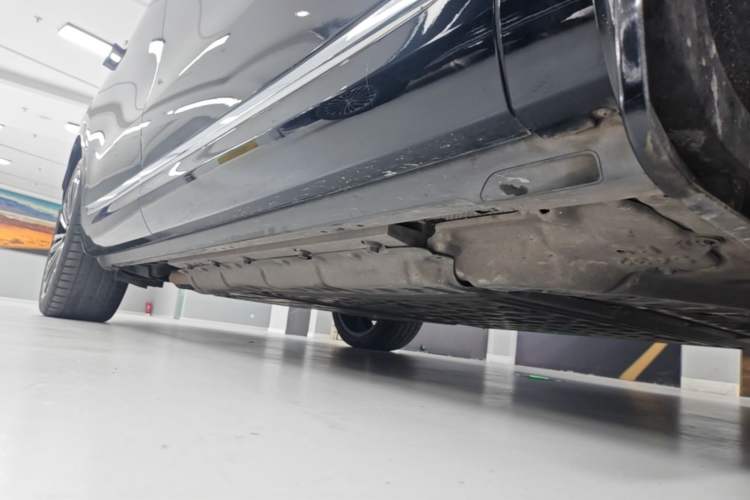 Used Hima AITO M9 2024 Range-Extended Ultra Version 42 kWh 6-Seater Model Right Side Sill