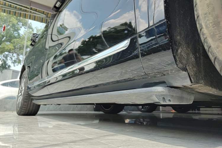 Used Hima AITO M9 2024 Range-Extended Ultra Version 42 kWh 6-Seater Model Right Side Sill