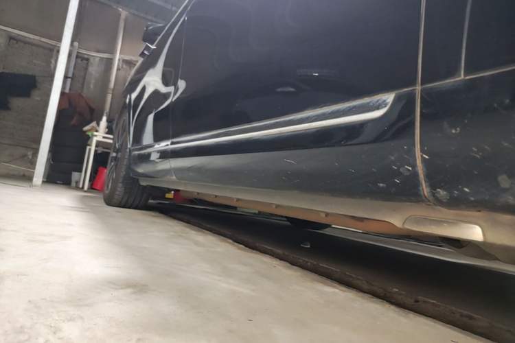Used Hima AITO M9 2024 Range-Extended Ultra Version 52 kWh 6-Seater Model Right Side Sill