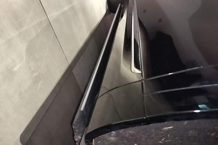 Used Hima AITO M9 2024 Range-Extended Max Edition 42 kWh 6-Seater Version Right Side Sill