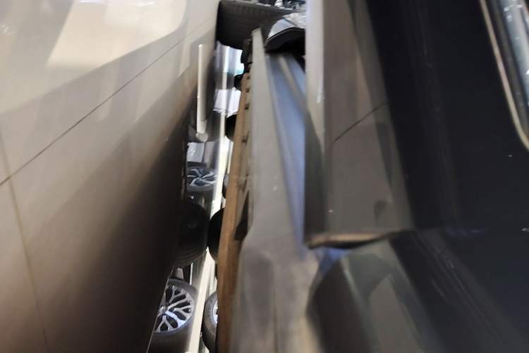 Used Hima AITO M9 2024 Range-Extended Max Edition 42 kWh 6-Seater Version Right Side Sill
