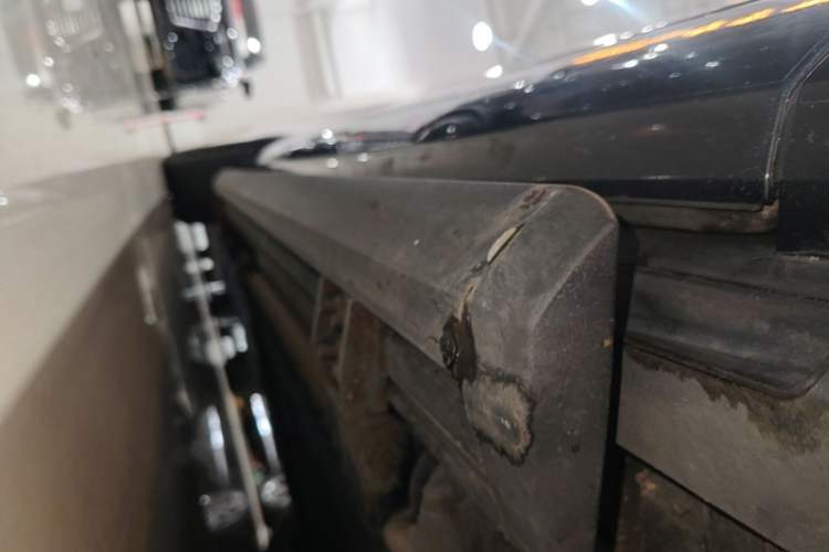 Used Hima AITO M9 2024 Range-Extended Max Edition 52 kWh 6-Seater Version Right Side Sill
