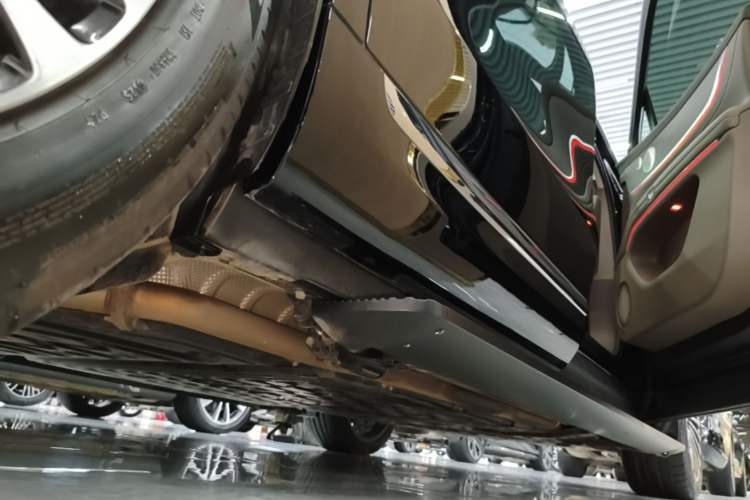Used Hima AITO M9 2024 Range-Extended Max Edition 42 kWh 6-Seater Version Right Side Sill