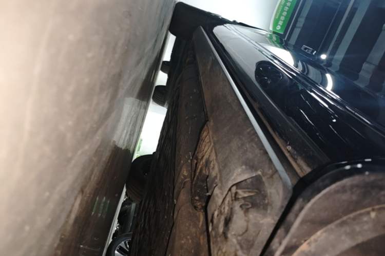 Used Hima AITO M9 2024 Range-Extended Max Edition 42 kWh 6-Seater Version Right Side Sill