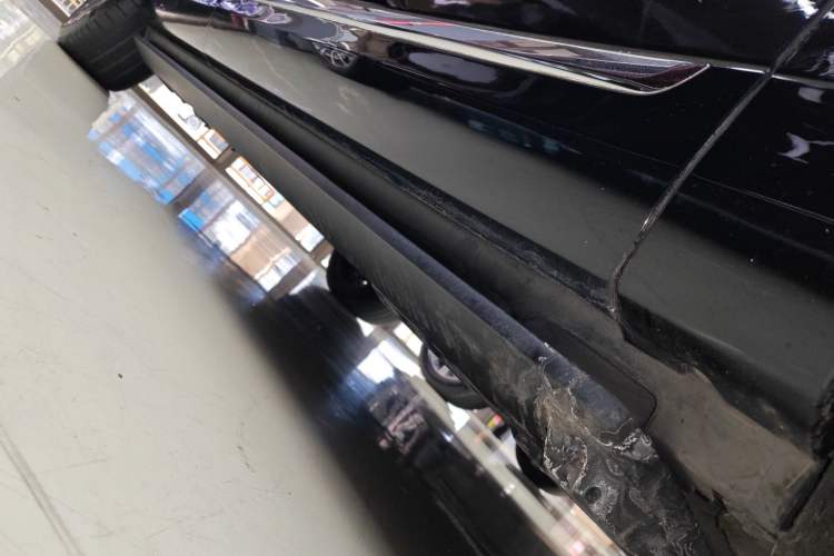 Used Hima AITO M9 2024 Range-Extended Ultra Version 52 kWh 5-Seater Model Right Side Sill