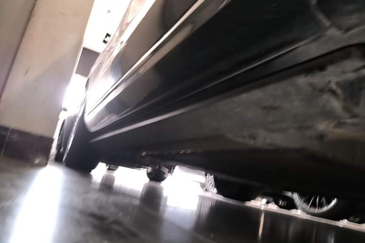 Used Hima AITO M9 2024 Range-Extended Max Edition 42 kWh 6-Seater Version Right Side Sill