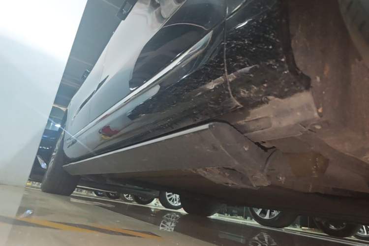 Used Hima AITO M9 2024 Range-Extended Max Edition 42 kWh 6-Seater Version Right Side Sill
