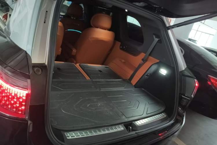 Used Hima AITO M9 2024 Range-Extended Ultra Version 42 kWh 6-Seater Model Trunk