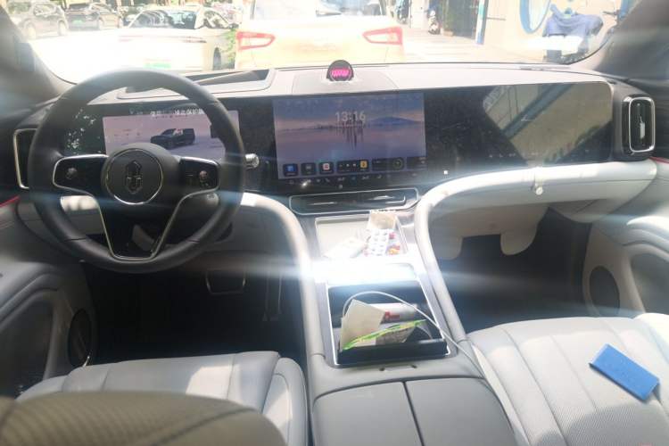 Used Hima AITO M9 2024 Range-Extended Ultra Version 52 kWh 5-Seater Model Center Console