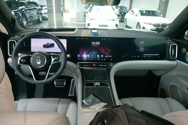 Used Hima AITO M9 2024 Range-Extended Ultra Version 42 kWh 6-Seater Model Center Console