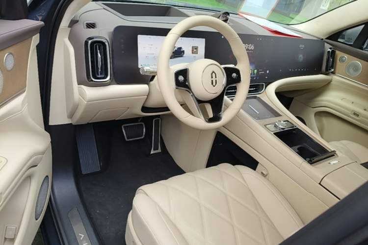 Used Hima AITO M9 2024 Range-Extended Ultra Version 42 kWh 6-Seater Model Center Console