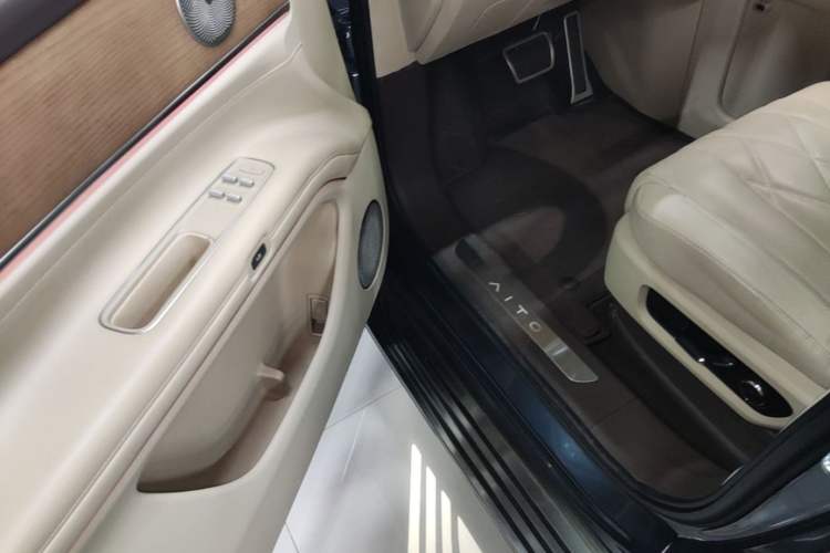 Used Hima AITO M9 2024 Range-Extended Ultra Version 42 kWh 6-Seater Model Driver Seat