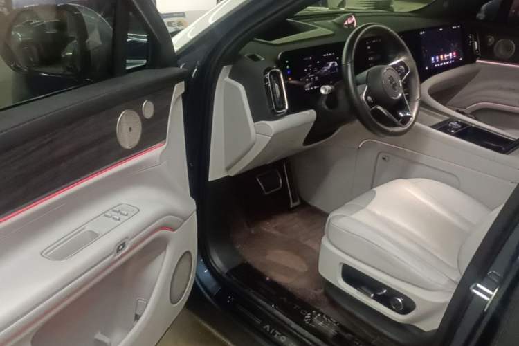 Used Hima AITO M9 2024 All-Electric Ultra Version 100 kWh 6-Seater Model Driver Seat