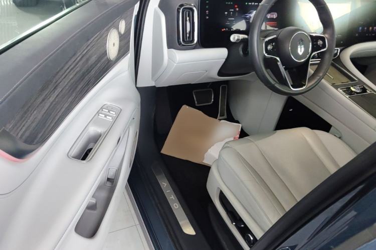 Used Hima AITO M9 2024 Range-Extended Ultra Version 42 kWh 6-Seater Model Driver Seat