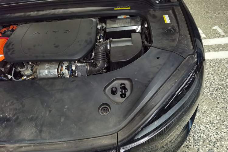 Used Hima AITO M9 2024 Range-Extended Ultra Version 42 kWh 6-Seater Model Engine Bay Left