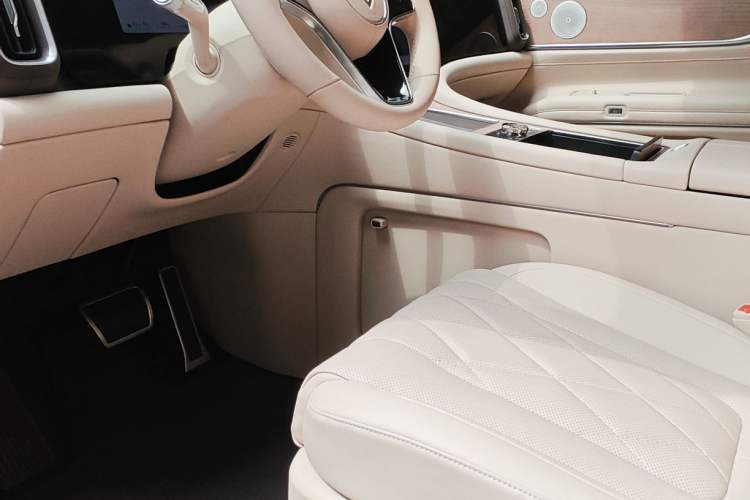 Used Hima AITO M9 2024 Range-Extended Ultra Version 42 kWh 6-Seater Model Interior 1
