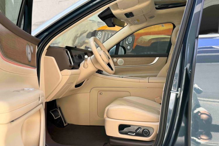 Used Hima AITO M9 2024 Range-Extended Ultra Version 42 kWh 6-Seater Model Interior 4